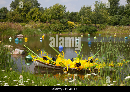 Dale Chihuly gialla della barca sculture in vetro e floating Walla Wallas sul display in Frederik Meijer Gardens e la scultura par Foto Stock