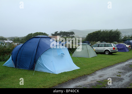 Tende sul campeggio sotto la pioggia, in Inghilterra, Regno Unito Foto Stock