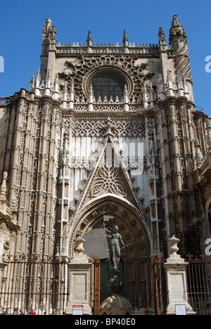 Cattedrale - Ingresso porta, Siviglia, provincia di Siviglia, in Andalusia, Spagna, Europa occidentale. Foto Stock