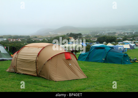 Tende sul campeggio sotto la pioggia, in Inghilterra, Regno Unito Foto Stock