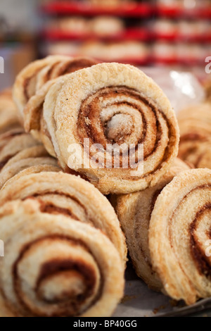 Ciambelle alla cannella in una panetteria. Foto Stock