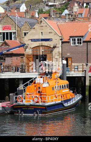 R.N.L.I. Whitby scialuppa di salvataggio e dei battelli di salvataggio, stazione di Whitby, North Yorkshire, Inghilterra, Regno Unito Foto Stock