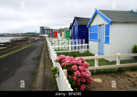 Cabine sulla spiaggia, sul lungomare di Condino, North Devon, Inghilterra, Regno Unito Foto Stock