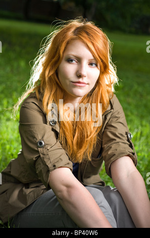 Bella redhead teen con un grave ma sfrontato l'espressione del viso. Foto Stock