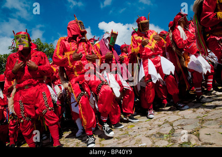 I demoni (diablos) dance e giocare nacchere durante la processione religiosa atanquez, sierra nevada, Colombia. Foto Stock