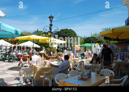 Pavement Cafe, il pueblo blanco, Mijas, Costa del Sol, provincia di Malaga, Andalusia, Spagna, Europa occidentale. Foto Stock