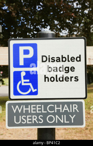 Inghilterra, Regno Unito, Gran Bretagna. Segno parcheggio per disabili Parcheggio bay blue badge supporti per gli utenti di sedia a rotelle soltanto. Foto Stock