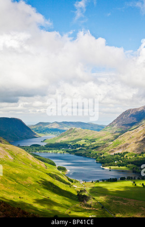 Vista su Buttermere & Crummock acqua dal percorso Haystacks, Parco Nazionale del Distretto dei Laghi, Cumbria, England, Regno Unito Foto Stock