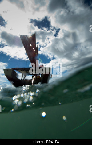 Un tradizionale isola del Pacifico Waka catamarano visto dal livello di acqua Foto Stock