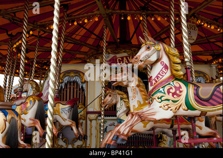 Il vapore cavallo al galoppo giostra fairground ride a una fiera a vapore in Inghilterra Foto Stock