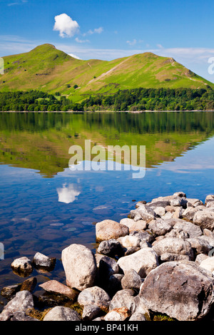 Derwent Water e Cat campane nel Parco Nazionale del Distretto dei Laghi, Cumbria, England, Regno Unito Foto Stock