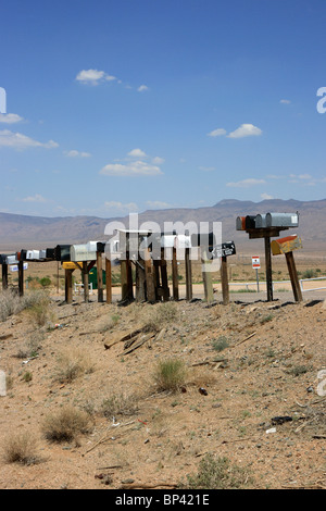 Le caselle di posta al di fuori di una zona residenziale nel deserto, Nuova Kingman-Butler, STATI UNITI D'AMERICA Foto Stock