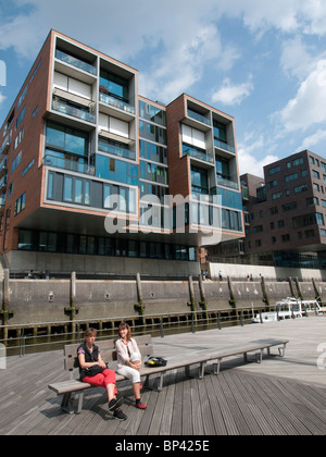 Moderno appartamento edifici costruiti Sandtorhafen nel nuovo Hafencty lo sviluppo di proprietà in Amburgo Germania Foto Stock
