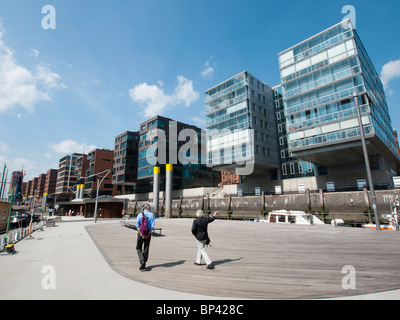 Moderno appartamento edifici costruiti Sandtorhafen nel nuovo Hafencty lo sviluppo di proprietà in Amburgo Germania Foto Stock