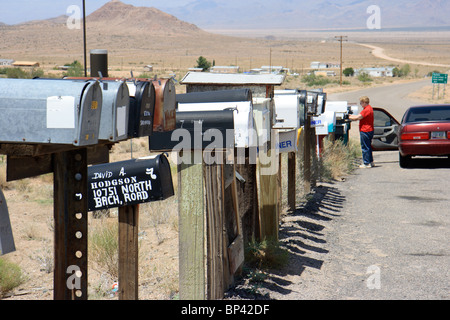 Le caselle di posta al di fuori di una zona residenziale nel deserto, Nuova Kingman-Butler, STATI UNITI D'AMERICA Foto Stock