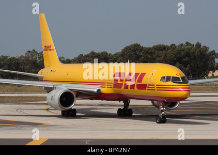 Il nolo aereo consegna. DHL Boeing 757-200F cargo aereo in arrivo all aeroporto internazionale di Malta Foto Stock