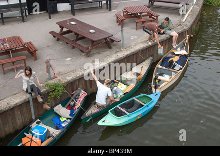 Canoa ormeggio canoeist felice visita pub fiume bow Foto Stock