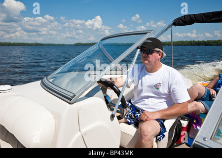 Lake George, FL - Maggio 2010 - uomo della velocità di marcia barca sul lago George nella Florida Centrale Foto Stock