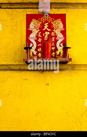 Singapore, Joo Chiat, santuario taoista sulla parete. Foto Stock