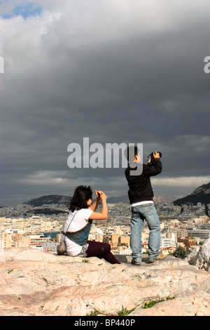 I turisti giapponesi sulla roccia di Areopagos, Atene, Attica, Grecia Foto Stock