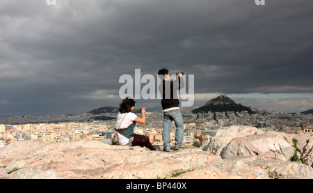 I turisti giapponesi sulla roccia di Areopagos, Atene, Attica, Grecia Foto Stock