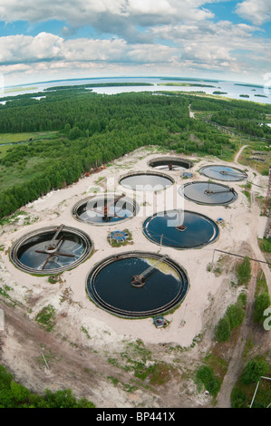 Gruppo dal grande sedimentazione drenaggi. Riciclaggio dell'acqua, la sedimentazione, la purificazione nel serbatoio da organismi biologici Foto Stock