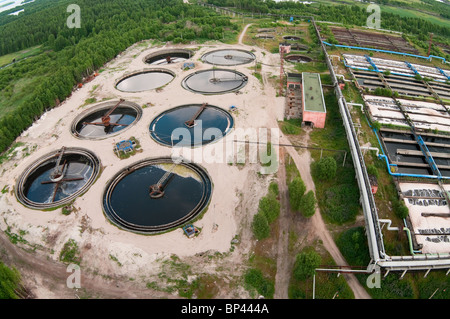 Gruppo dal grande sedimentazione drenaggi. Riciclaggio dell'acqua, la sedimentazione, la purificazione nel serbatoio da organismi biologici Foto Stock