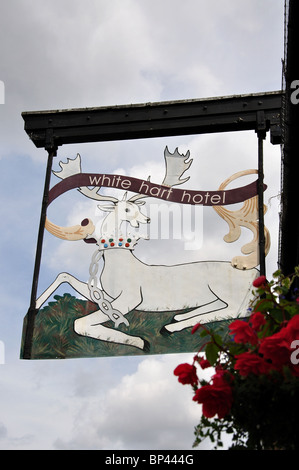 Xvi secolo White Hart Hotel segno, Newland Street, Witham, Essex, Inghilterra, Regno Unito Foto Stock