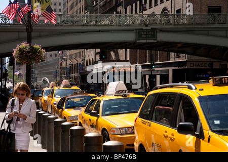 Taxi e Taxi Stand, 42nd Street e Grand Central Terminal, NYC Foto Stock