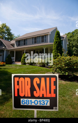 Due piani di casa con grande cortile anteriore per la vendita, New England, STATI UNITI D'AMERICA Foto Stock