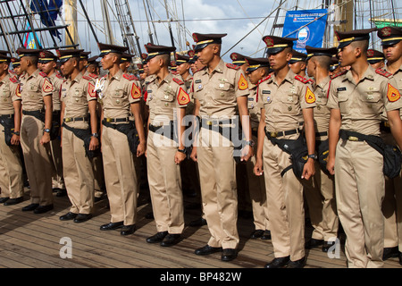 Cadetti della marina indonesiana in uniforme in parata alla 54a gara e regata annuale di Tall Ships, Hartlepool, Tessport, Cleveland, Regno Unito Foto Stock