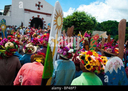 La processione del Corpus Domini partecipanti radunati davanti alla chiesa di Atanquez, Sierra Nevada, Colombia. Foto Stock