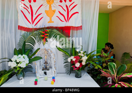 Un altare improvvisato effettuate su strada nella processione religiosa atanquez (Sierra Nevada), Colombia. Foto Stock