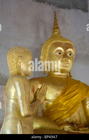 A sud-est della Thailandia, isola di Ko Samui (aka Koh Samui). Golden statua del Buddha a Khunaram Tempio. Foto Stock