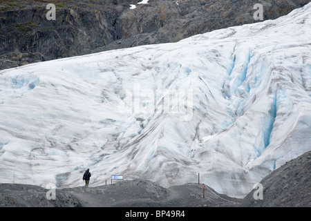 Un escursionista solitario prende il faticoso trek fino alla base del ghiacciaio di uscita, sulla Penisola di Kenai, Seward, Alaska, Stati Uniti d'America. Foto Stock