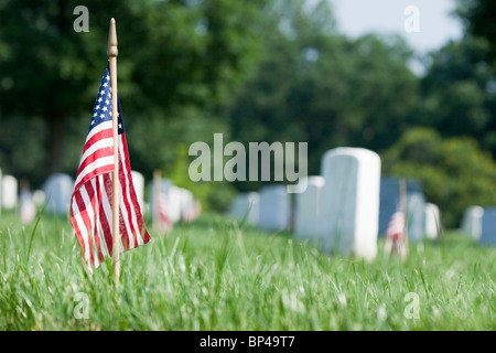 Una bandiera americana linee ogni lapide a ricordo dei soldati caduti in battaglia del Memorial Day in Arlington National Cemeter Foto Stock