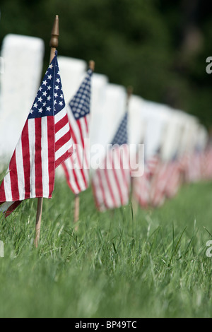 Una bandiera americana linee ogni lapide a ricordo dei soldati caduti in battaglia del Memorial Day in Arlington National Cemeter Foto Stock