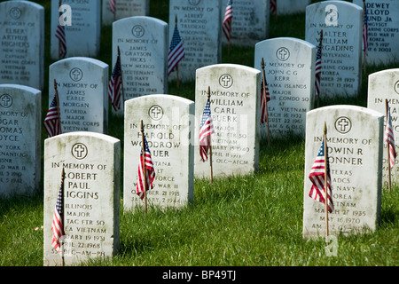 Una bandiera americana linee ogni lapide a ricordo dei soldati caduti in battaglia del Memorial Day in Arlington National Cemeter Foto Stock