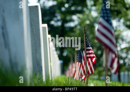 Una bandiera americana linee ogni lapide a ricordo dei soldati caduti in battaglia del Memorial Day in Arlington National Cemeter Foto Stock