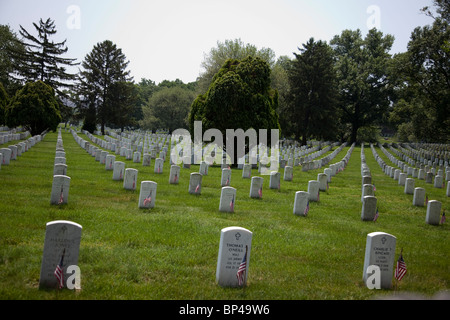 Bandierine americane linea ogni lapide a ricordo dei soldati caduti in battaglia del Memorial Day in Al Cimitero Nazionale di Arlington. Foto Stock