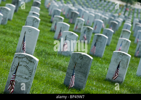 Bandierine americane linea ogni lapide a ricordo dei soldati caduti in battaglia del Memorial Day in Al Cimitero Nazionale di Arlington. Foto Stock