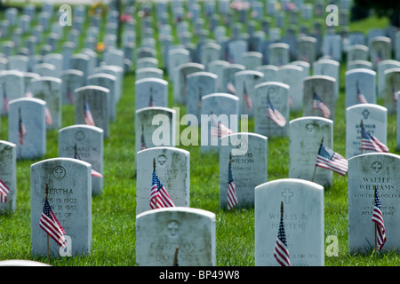 Bandierine americane linea ogni lapide a ricordo dei soldati caduti in battaglia del Memorial Day in Al Cimitero Nazionale di Arlington. Foto Stock