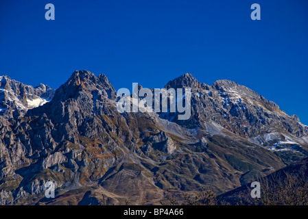 Torre del Friero, Torre del Hoyo de Liordes e Torre de Salinas. Massa centrale. Parco nazionale Picos de Europa. Provincia di Leon. Castilla y Leon. Foto Stock