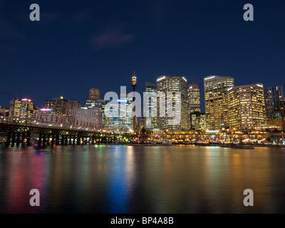 La bella notte skyline di Sydney, Australia come si vede dal Darling Harbour. Foto Stock
