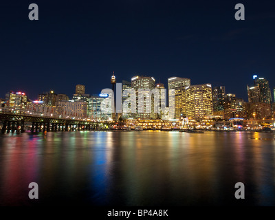 La bella notte skyline di Sydney, Australia come si vede dal Darling Harbour. Foto Stock