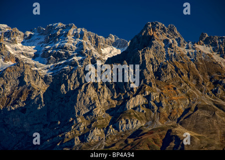 Torre del Friero e Llambrion. Massiccio centrale di Picos de Europa. Provincia di León. Castilla y León. Spagna. Foto Stock