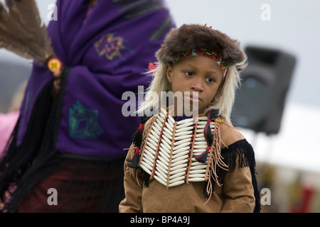 Un Native American boy danze al cavallo di guarigione spirito PowWow in Mt. Arioso, Maryland. Foto Stock