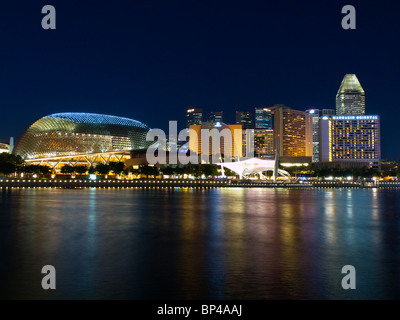 La notte Esplanade skyline di Singapore, come si vede da tutta la Marina Bay. Foto Stock