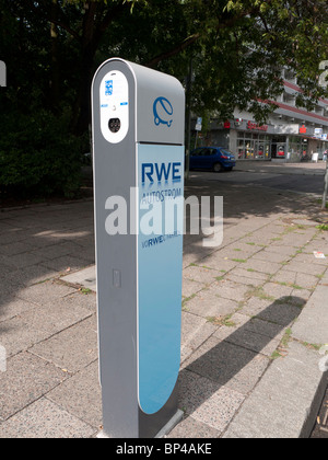 Nuova auto elettrica plug-in della stazione di ricarica azionato da RWE su via Berlino Germania Foto Stock