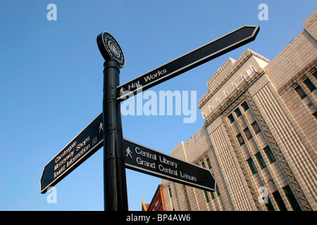 Regno Unito, Inghilterra, Cheshire, Stockport, centro città, Mersey Square, informazioni turistiche segni al di fuori plaza cinema Foto Stock